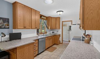 2706 Meadow Glen Rd, Ames, IA 50014