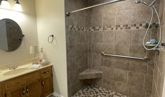2105 Oakridge Dr, Ava, MO 65608