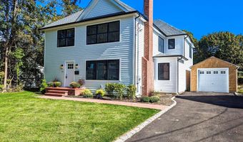 25 Country Club Rd, Bellport, NY 11713