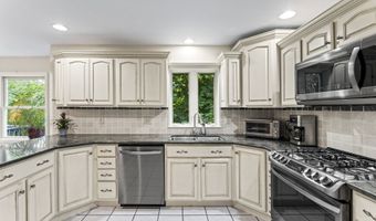 4 Quail Run Dr, Danbury, CT 06811