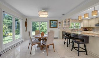 10 Macy Dr, Hewlett Bay Park, NY 11557