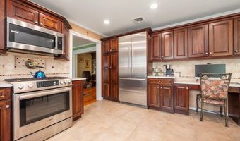 18 South Plz, Amity Harbor, NY 11701
