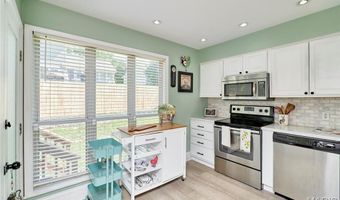 1549 Whispering Creek Dr, Ballwin, MO 63021