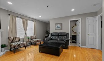 231 Maple Ave 203, Newport, RI 02840