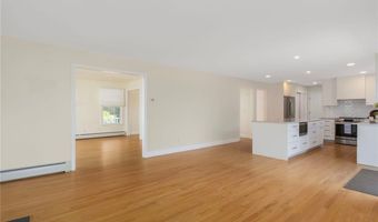 220 Island Dr, Middletown, RI 02842