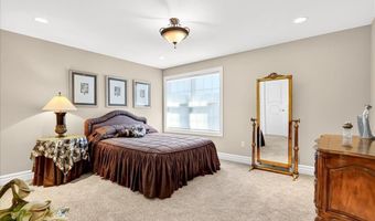 295 Meadowbrook Country Club Est, Ballwin, MO 63011