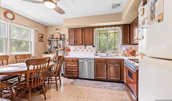 2 Violet Ct, Bergenfield, NJ 07621
