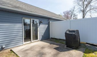22 Plymouth Ct 22, Clinton, CT 06413