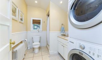 135 Longfellow Rd, Jamestown, RI 02835