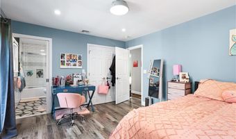 4 James St, Middletown, RI 02842