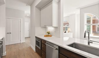 625 SLATERS Ln 401, Alexandria, VA 22314