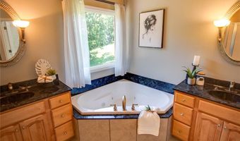 105 Lake Dr, Alton, IL 62002