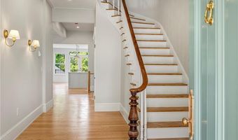 28 Mount Vernon St, Newport, RI 02840