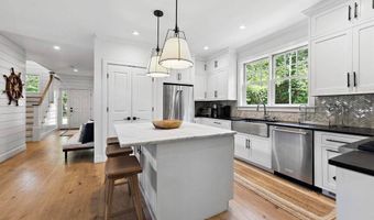97 Oak Ln, Amagansett, NY 11937