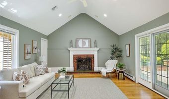 15 Sylvia Ln, Lincoln, RI 02865