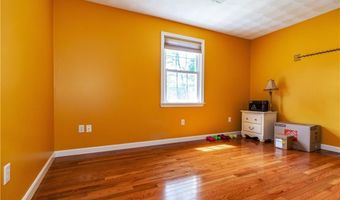 33 Oak Hill Dr, Johnston, RI 02919