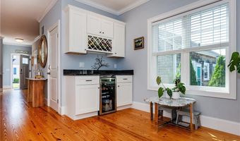 19 Eustis Ave, Newport, RI 02840