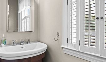 18 East St, Beverly, MA 01915