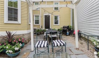 17 Old Beach Rd, Newport, RI 02840