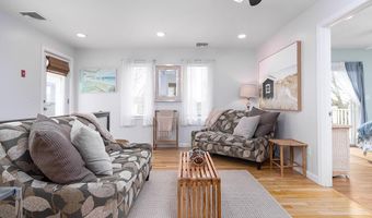 28 Palm Beach Ave, Narragansett, RI 02882
