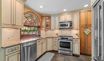 38 Hillvale Rd, Albertson, NY 11507