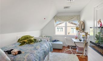 7 Maloney Ln, Middletown, RI 02842