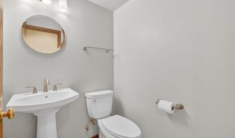 909 Idaho Ave, Ames, IA 50014