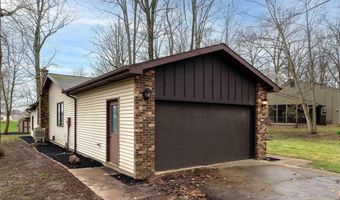 308 Woods Dr, Albion, IN 46701