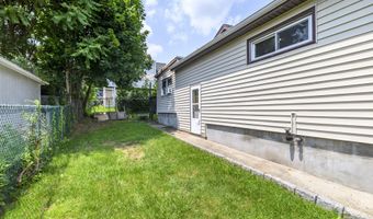 207 Hillcrest Rd, Bridgeport, CT 06606