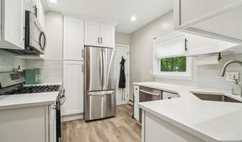 34 Carlisle St, Bergenfield, NJ 07621