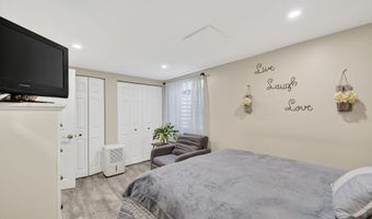 22 Connecticut Ave, Middletown, RI 02842