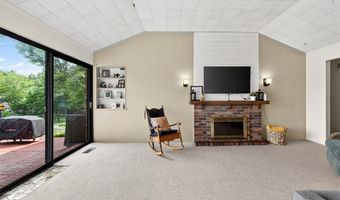 404 Oakmont Cir, Ballwin, MO 63011