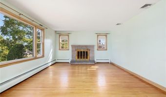 83 FESSENDEN St, Warwick, RI 02886