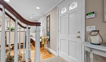 152 Glen Hills Dr, Cranston, RI 02920