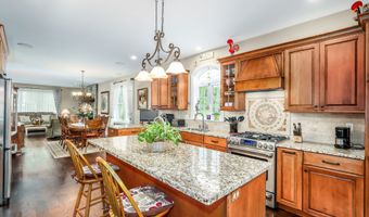 38 Greenridge Dr, Brookfield, CT 06804