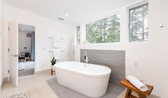 21 Fairview Ave, Hopkinton, RI 02832