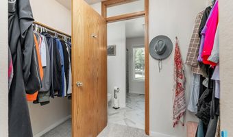 208 W Chapelwood Dr, Brandon, SD 57005