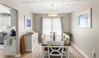 8 Mckay Ct, Warwick, RI 02889