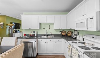 7123 Wandering Creek Dr, Charlotte, NC 28216