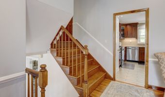 4 Lee Cir, Bloomfield, CT 06002
