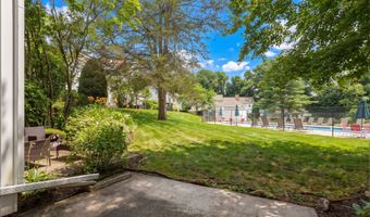 1 E Hayestown Rd 33, Danbury, CT 06811