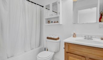 40 Hillview Dr, Bangor, ME 04401