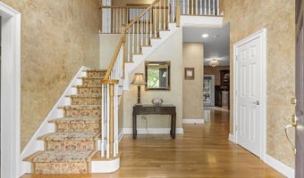 12 Logans Way, Danbury, CT 06811
