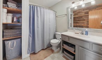 926 8th Ave NW, Altoona, IA 50009