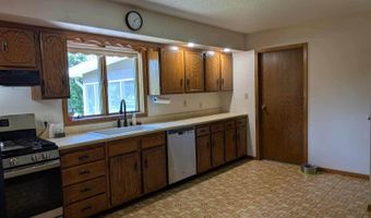821 Country Club Dr, Akron, IA 51001