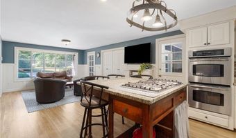 1 Gladridge Dr, East Greenwich, RI 02818