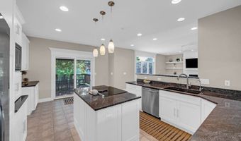 947 11th Ave SE, Altoona, IA 50009