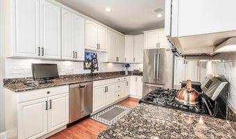 18 Lawrence Ave 18, Danbury, CT 06810