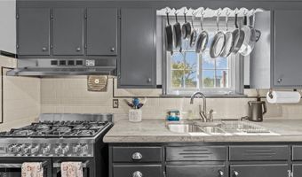 50 Charles St, Bristol, RI 02809