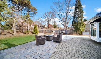 24 W Berkley Dr, Arlington Heights, IL 60004